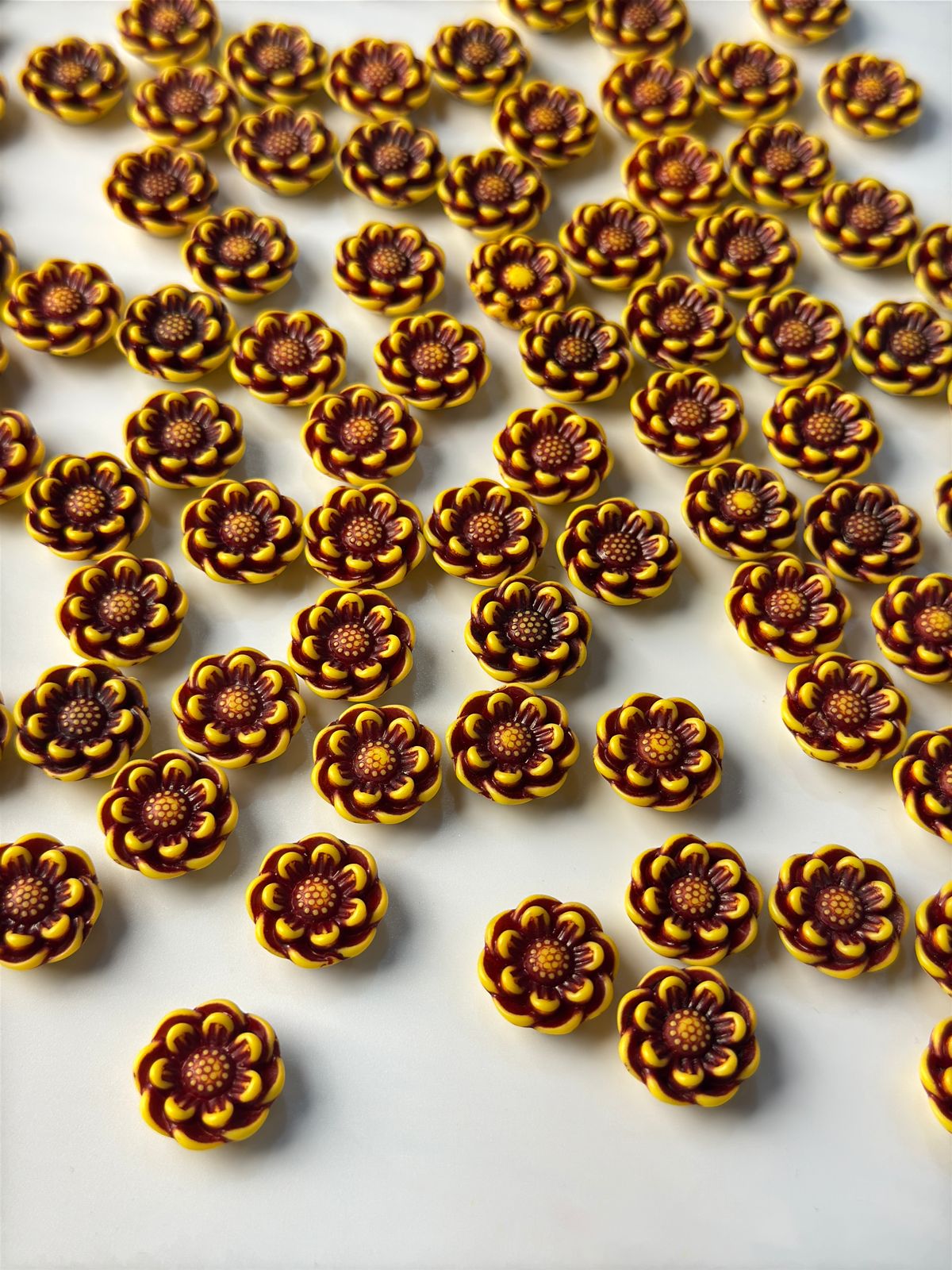 Sunflower Charm 25 Pieces DM15