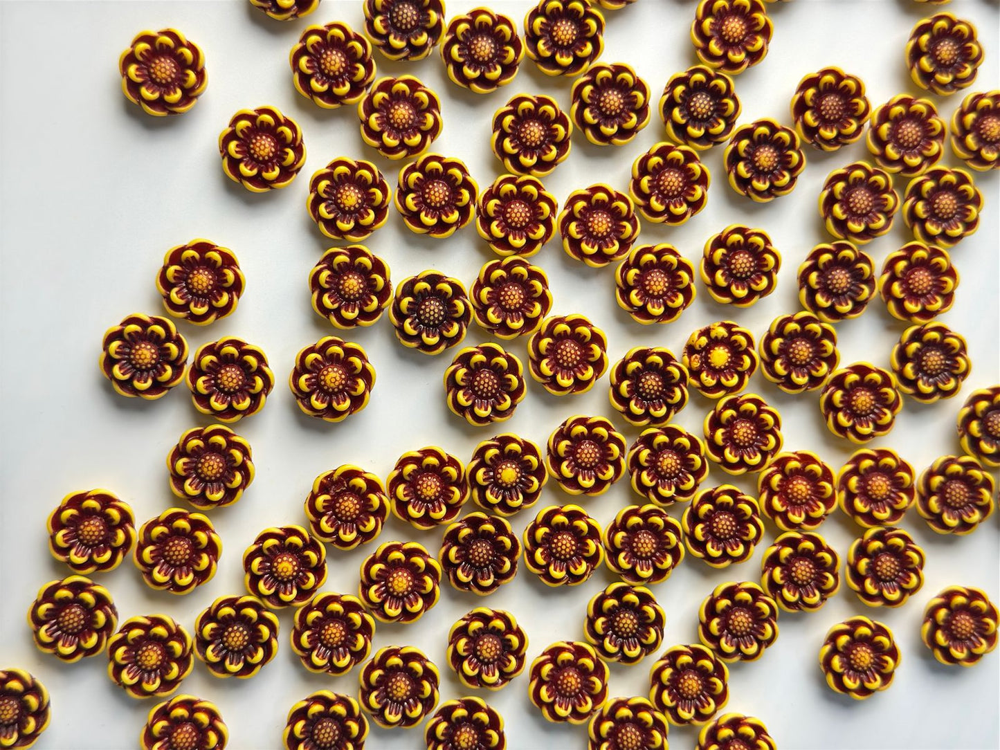 Sunflower Charm 25 Pieces DM15